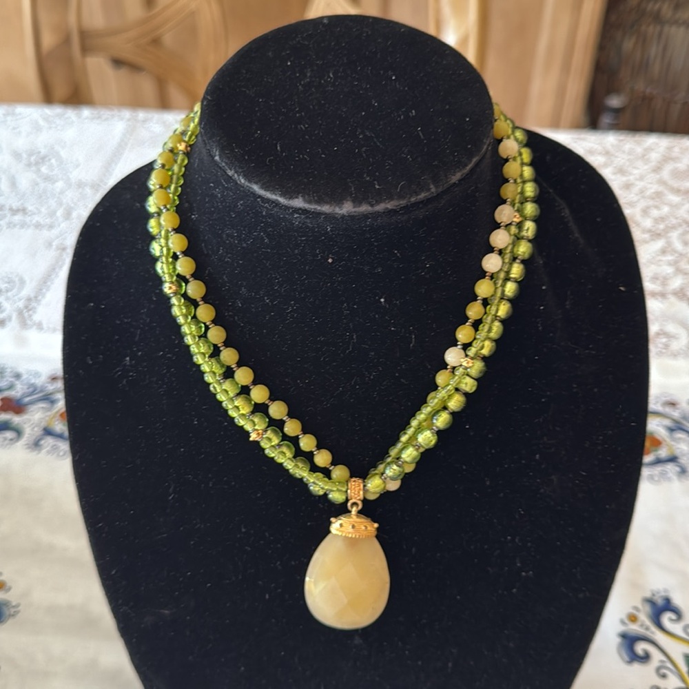 π©· BEAUTIFUL Quartz/Crystalline Green Necklace w/Gold Accents. Size: 19β X 2 1/4β - Picture 2 of 8